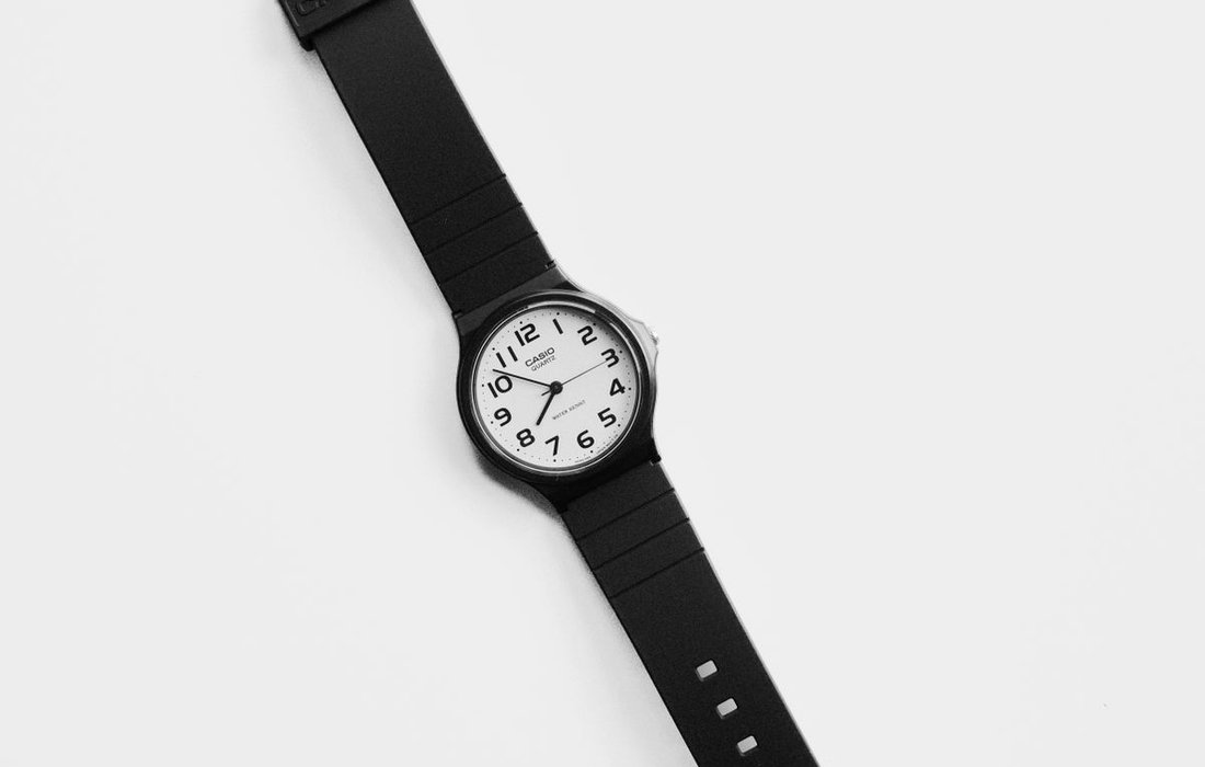Analog watch for men with black dial and strap